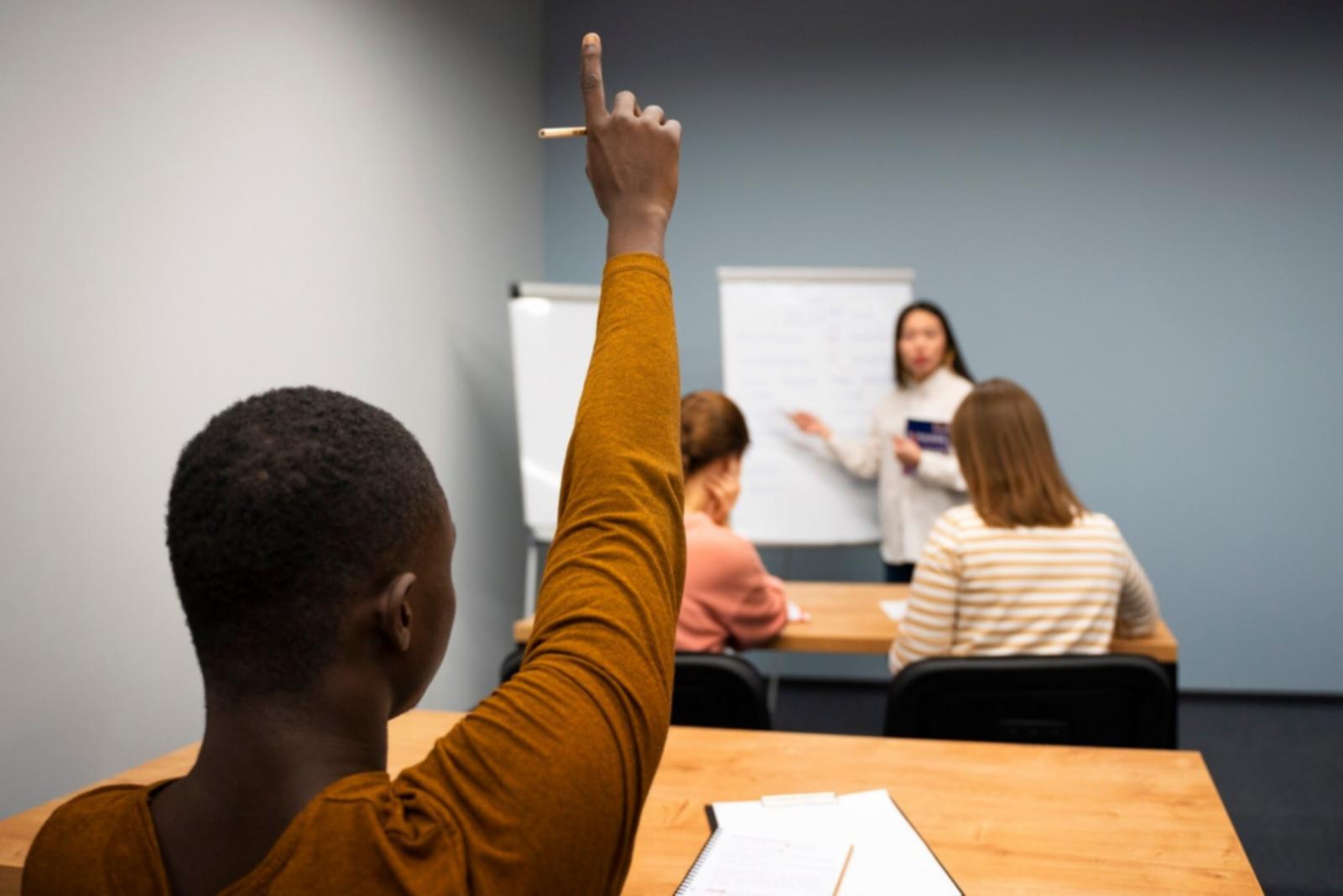 Salle de formation moderne équipée de technologies avancées pour l'apprentissage hybride