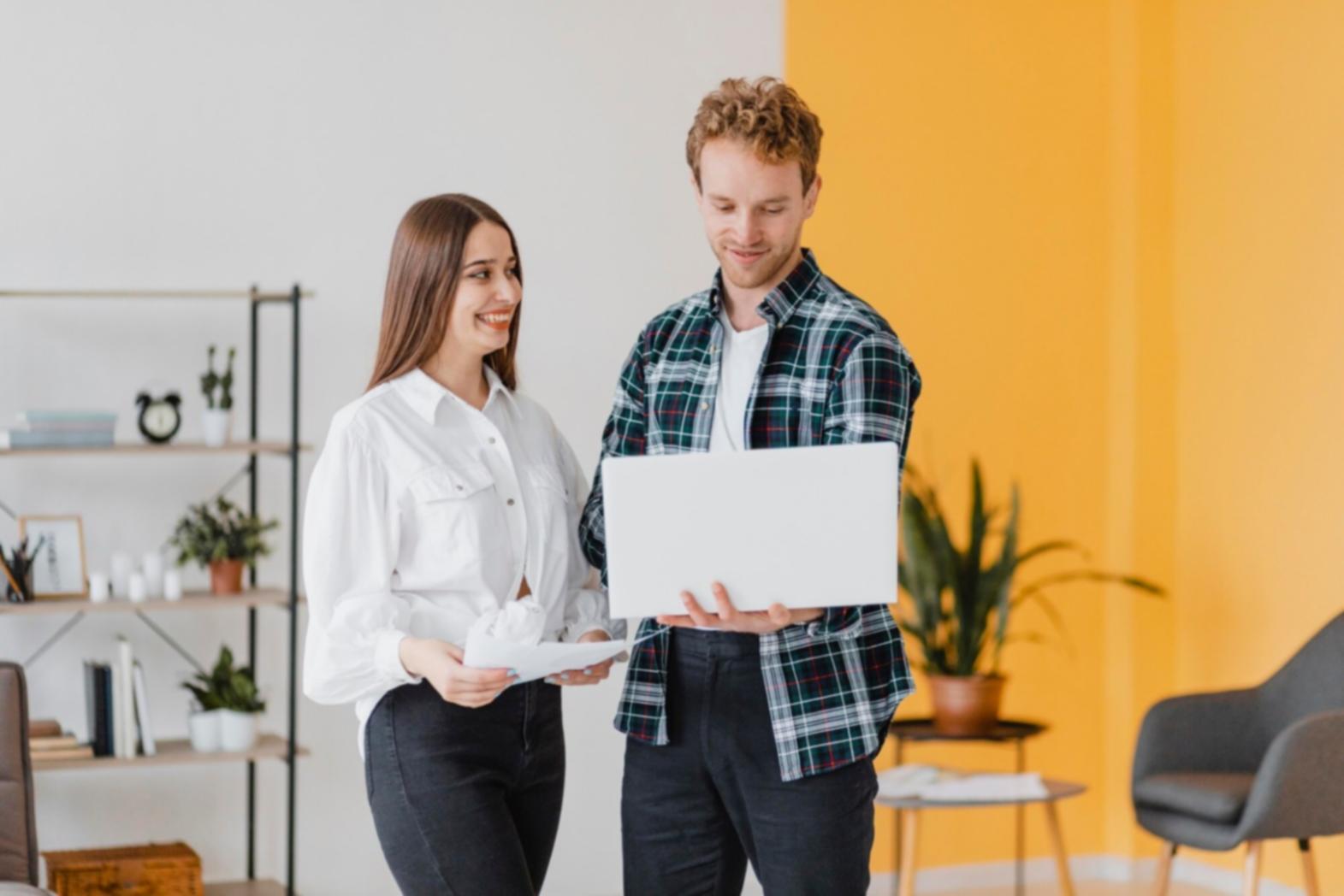 Expert en évaluation financière présentant des concepts avancés